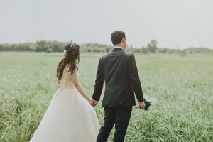 Mand og kvinde holder i hånd nygifte